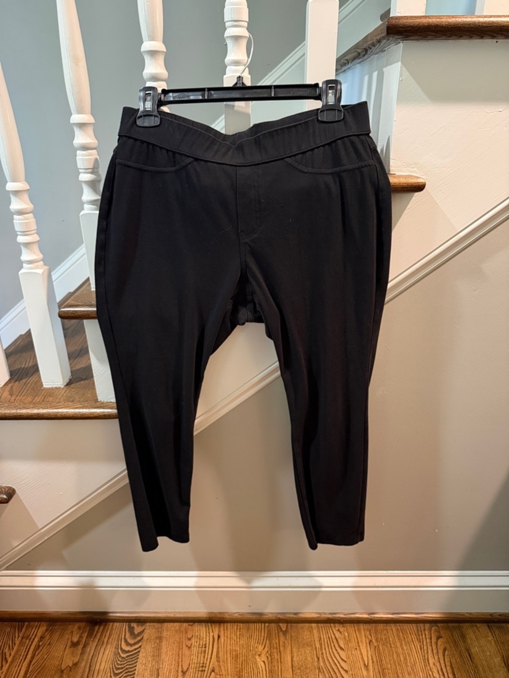 HUE Black  Ankle Pants with stretchy Waistband